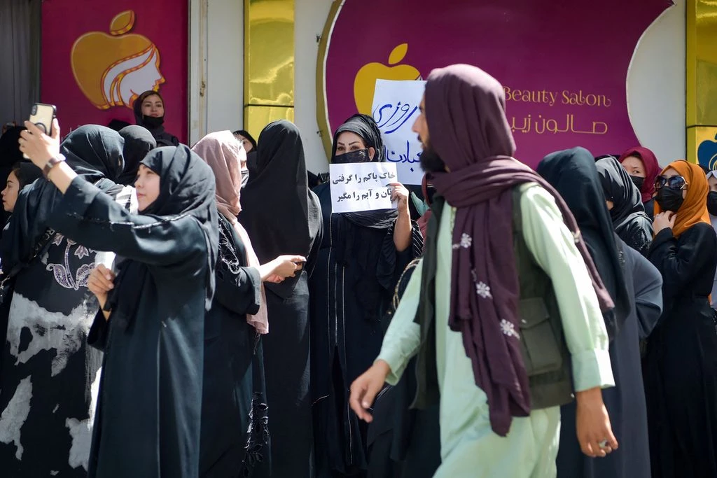 Foto: Taliban Tutup Paksa Salon Kecantikan di Afghanistan, 50 Ribu Perempuan Terancam Kehilangan Pekerjaan | Pifa Net