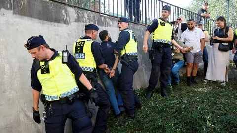 Foto: Swedia Izinkan Aksi Pembakaran Taurat dan Alkitab, Presiden Israel Angkat Suara | Pifa Net