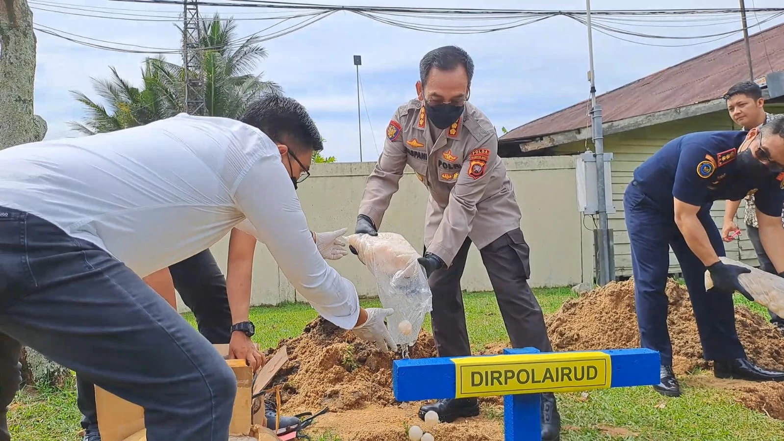 Foto: Ditpolairud Polda Kalbar Musnahkan Ribuan Telur Penyu Kasus Penyelundupan | Pifa Net