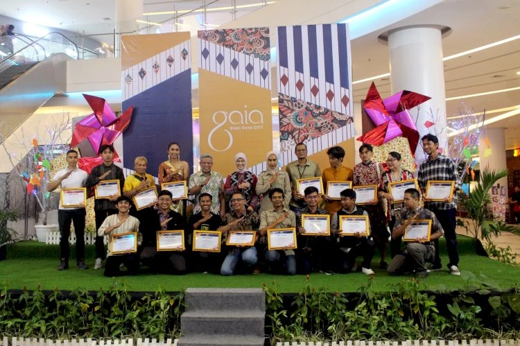Bupati Kubu Raya, Muda Mahendrawan, memberikan penghargaan ke Pelaku Ekonomi Kreatif yang berprestasi. (Dok. Prokopim Pemkab Kubu Raya)