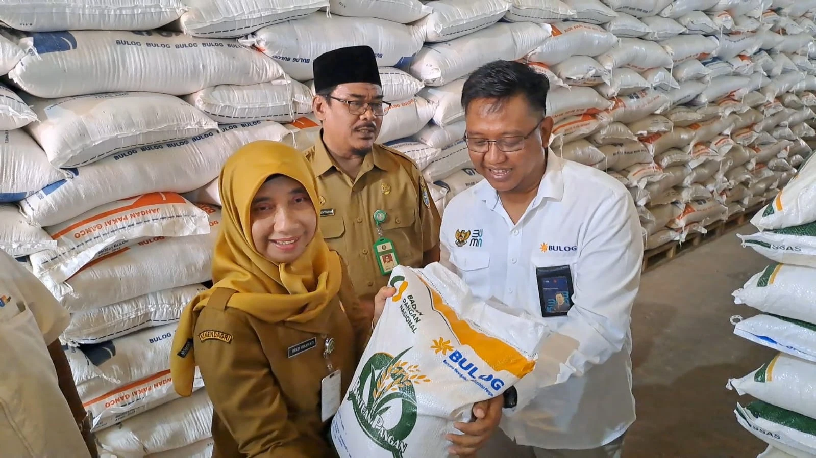 Foto: Antisipasi Stok Pangan, Bulog Salurkan 10 Ribu Ton Beras untuk Ratusan Ribu Warga Kalbar | Pifa Net