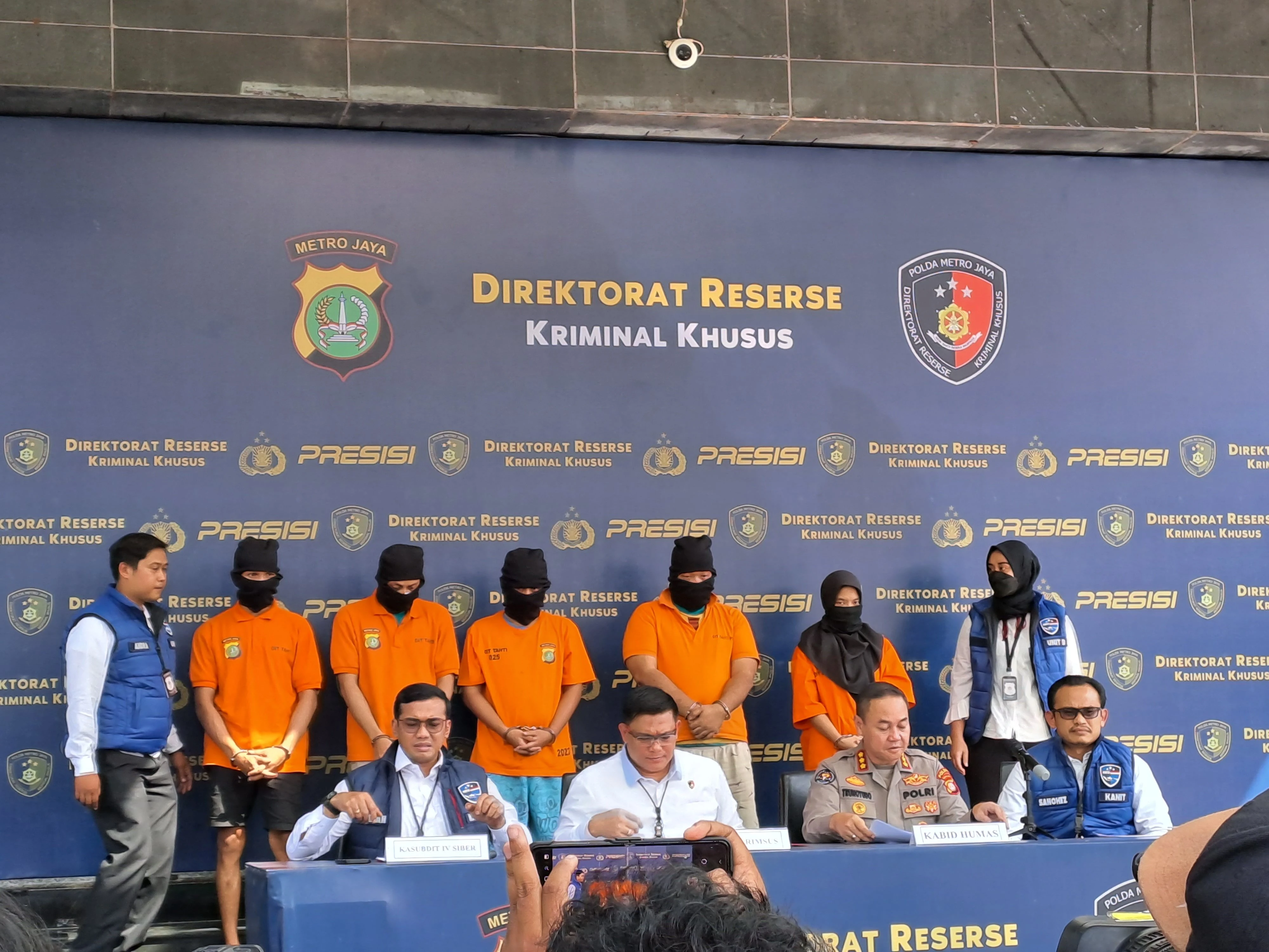 Keterangan pers Polda Metro Jaya terkait penggerebekan rumah produksi film dewasa di Jaksel, Senin (11/9/2023). (Inilah.com/Clara Anna)