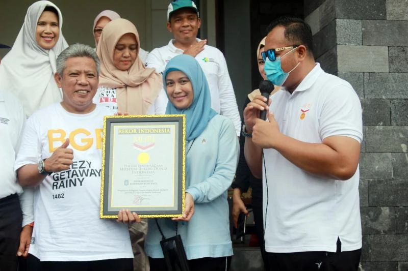 Foto: Pertama di Indonesia, Muda Mahendrawan Terima Piagam Penghargaan MURI terkait Pengukuran Kebugaran Jasmani Massal | Pifa Net
