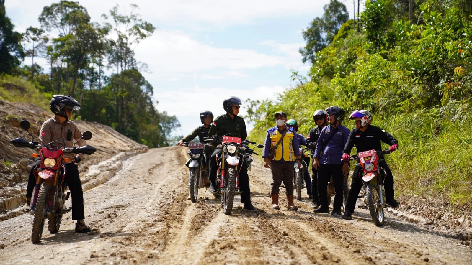Foto: Bupati Kapuas Hulu Tinjau Progres Pekerjaan Ruas Jalan Simpang Sayut Kec. Putussibau Selatan - Nanga Saray Kec.Kalis | Pifa Net