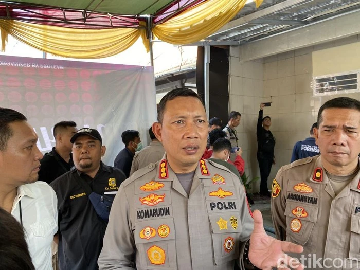 Kapolres Metro Jakarta Pusat Kombes Komarudin menyampaikan keterangan pers terkait kasus video es krim Oklin Fia. (detikcom/Devi Puspitasari)