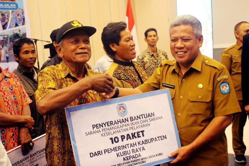 Foto: Peduli Nelayan, Bupati Muda Mahendrawan Salurkan Bantuan untuk 38 Kelompok | Pifa Net