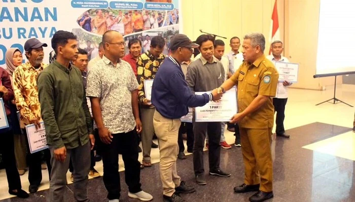 Foto: Serahkan Bantuan untuk Nelayan, Muda Mahendrawan Berharap Produksi Hasil Perikanan di Kubu Raya Meningkat | Pifa Net