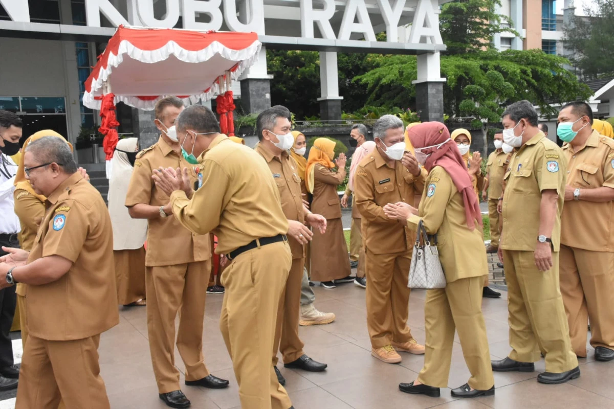 Bupati Kubu Raya Muda Mahendrawan, mengajak ASN di lingkungan Kubu Raya untuk meningkatkan semangat kerja. (Jurnalis.co.id/Syamsul Arifin)