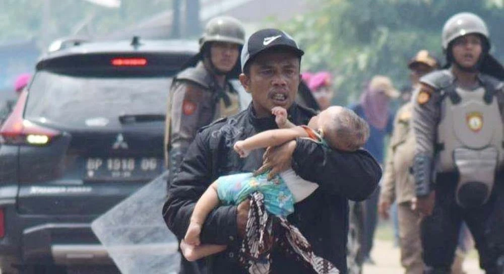 Foto: Bayi di Rempang Kena Gas Air Mata, Ibu Panik Ketakutan: Ya Tuhan Anak Saya Gak Bergerak! | Pifa Net