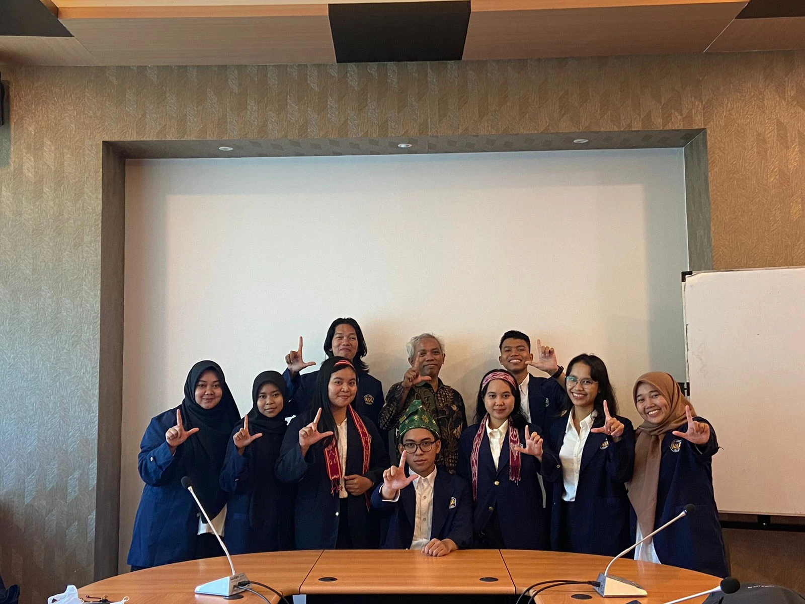 Tim UKM PP LISMA UNTAN dan Dosen Pendamping (baju batik) yang mendapatkan pendanaan Program PPK Ormawa Kemendikbud Ristek 2023. (Dok. LISMA UNTAN)