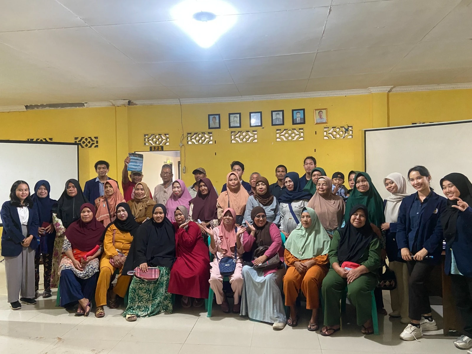 Foto: Wujudkan Desa Maritim Mandiri Pangan, Tim PPK Ormawa UKM PP LISMA UNTAN Sosialisasi Diversifikasi Olahan Pangan Berbasis Ikan Laut di Desa Sungai Nipah | Pifa Net