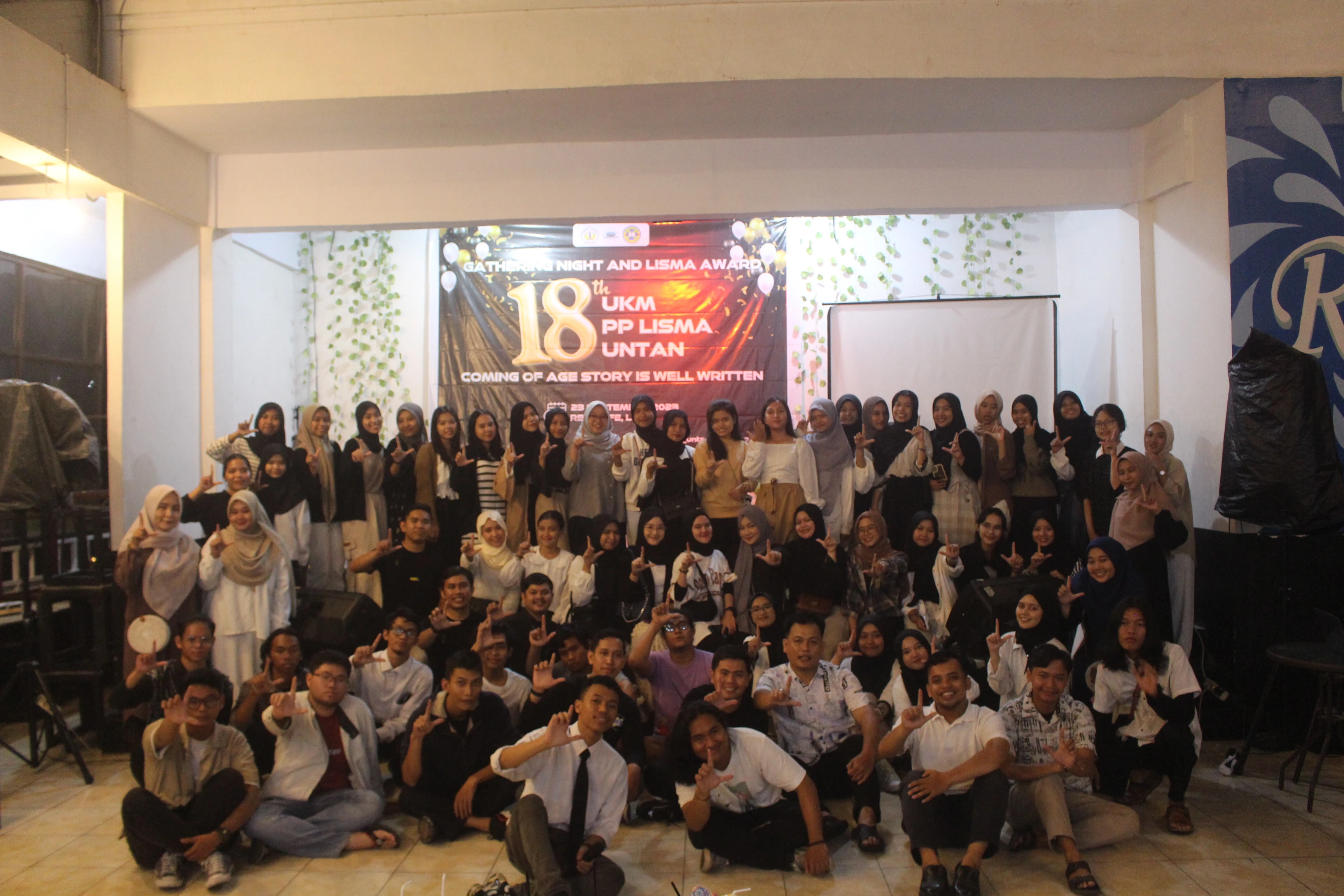UKM PP LISMA UNTAN genap berusia 18 tahun pada 18 September 2023, foto keluarga besar Lismania di acara GENTAMA (Gathering Night and Lisma Award) 2023. (Dok. LISMA UNTAN)