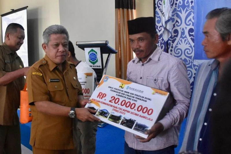 Bupati Kubu Raya, Muda Mahendrawan, menyerahkan bantuan kepada 20 Masyarakat Berpenghasilan Rendah di Kubu Raya. (Dok. Prokopim Pemkab Kubu Raya)