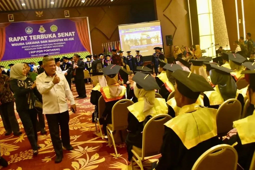 Foto: Bupati Muda Mahendrawan Dorong Semangat Tanggung Jawab di Wisuda IKIP PGRI Pontianak | Pifa Net