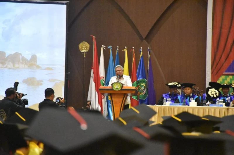 Bupati Kubu Raya, Muda Mahendrawan saat hadir dalam Rapat Terbuka Senat Wisuda Sarjana dan Magister XIX IKIP PGRI Pontianak. (Dok. Prokopim Pemkab Kubu Raya)