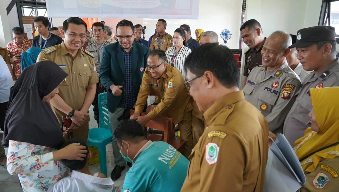 Foto: Fransiskus Diaan Turun Langsung Pantau Hari Pertama Imunisasi Japanese Encephalitis/Radang Otak di Kapuas Hulu | Pifa Net