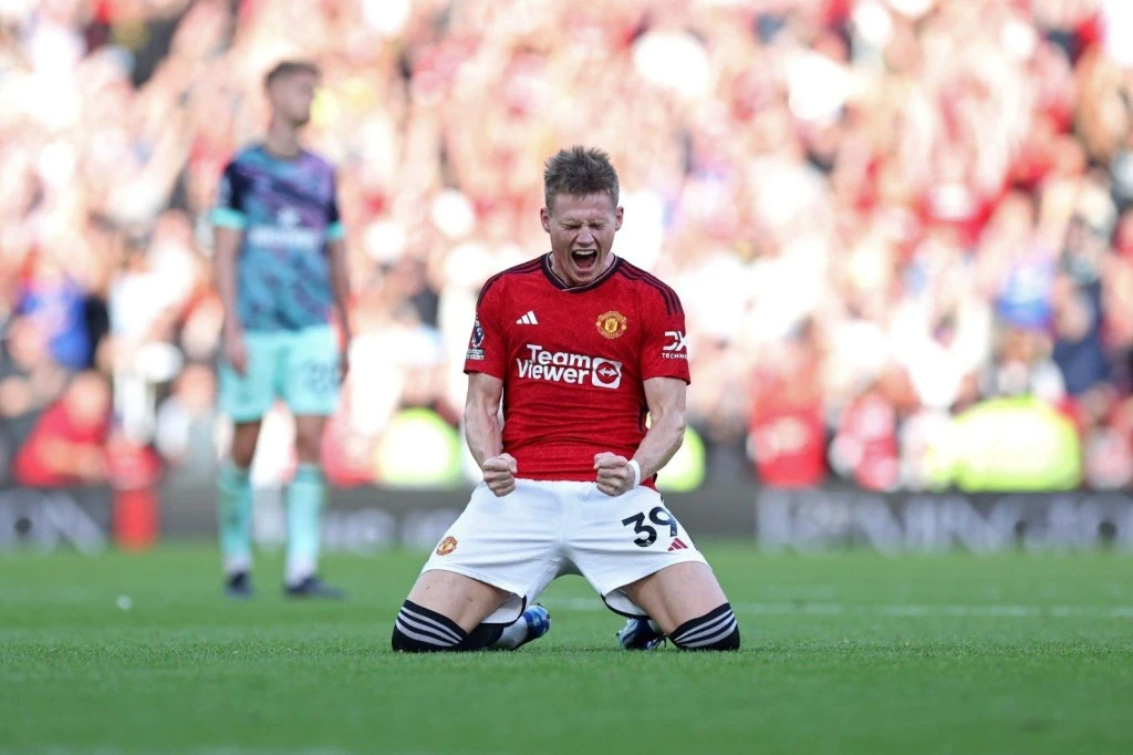 Manchester United akhirnya kembali menang, McTominay menjadi pahlawan dengan dua golnya. (X)