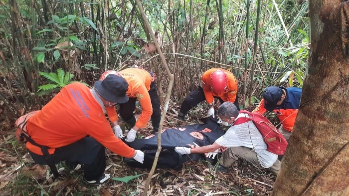 Foto: Wanita Paruh Baya Ditemukan Tak Bernyawa Usai Pamit Mencari Durian | Pifa Net