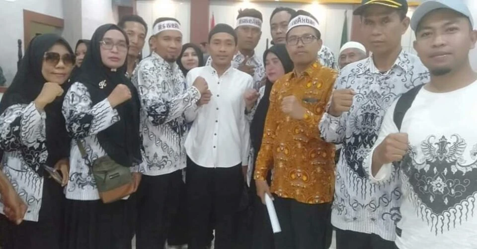 Foto: Guru Agama Islam di Taliwang Terancam Dipenjara Gegara Pukul Siswa yang Tak Mau Sholat | Pifa Net