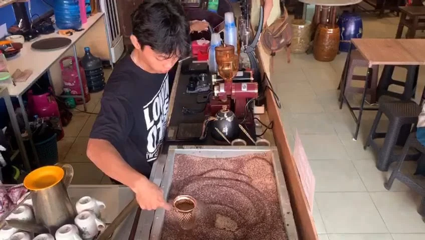Foto: Menikmati Suguhan Kopi Pasir Bernuansa Vintage di Kedai Kopi Nikmat Kota | Pifa Net