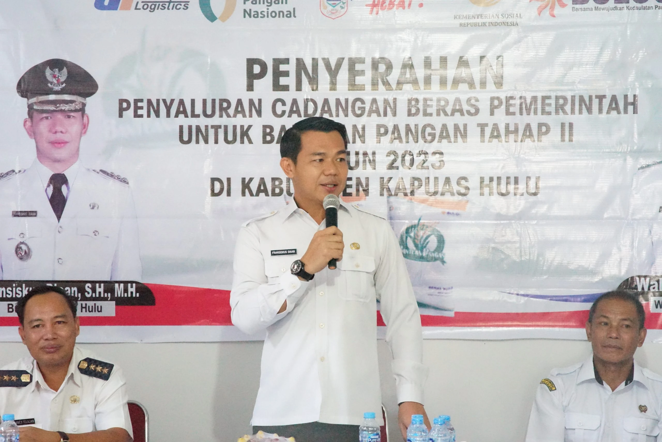 Bupati Kapuas Hulu, Fransiskus Diaan, saat menyerahkan bantuan beras kepada masyarakat. (Dok. Prokopim Pemkab Kapuas Hulu)