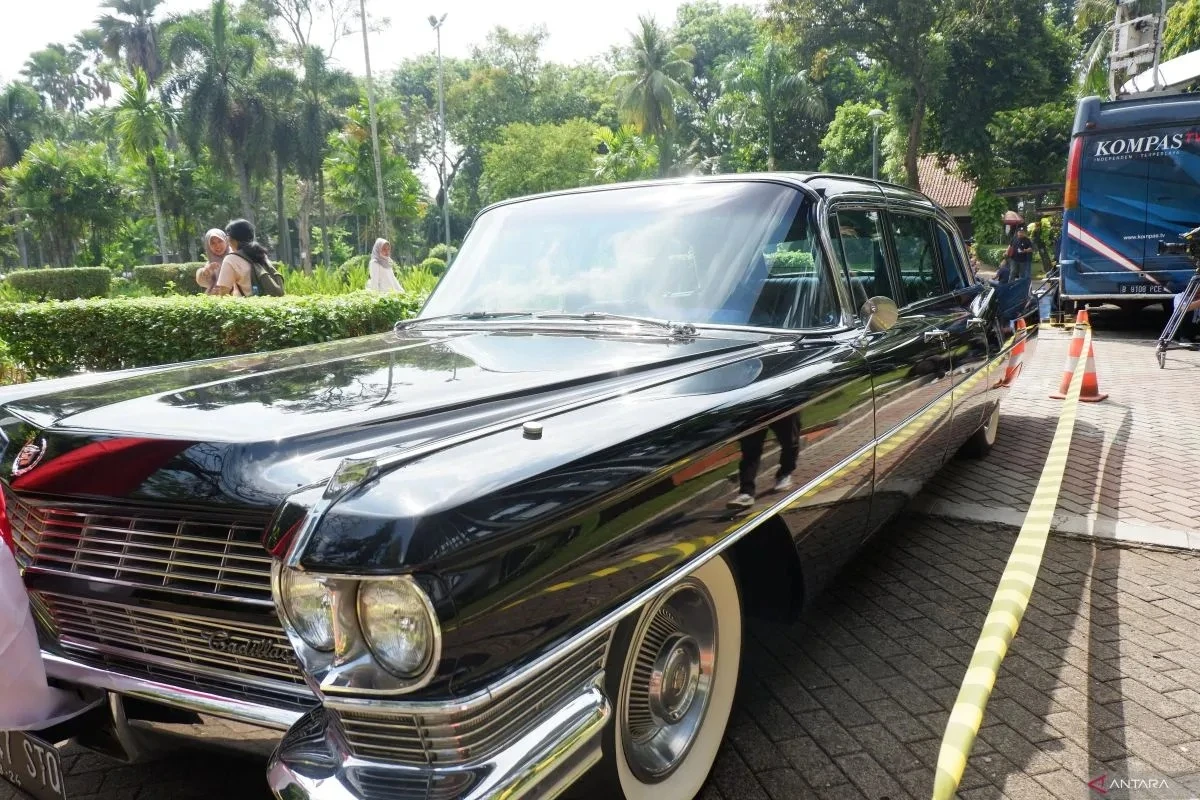 Foto: Kendarai Eks Mobil Dinas RI-1 Soekarno, Ganjar Pranowo-Mahfud MD Melenggang Daftar Capres-Cawapres ke KPU | Pifa Net