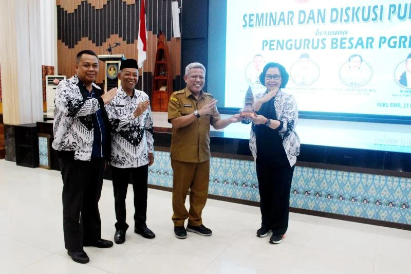 Foto: Bupati Muda Dorong Transformasi Pendidikan Bersama PGRI Kalbar | Pifa Net