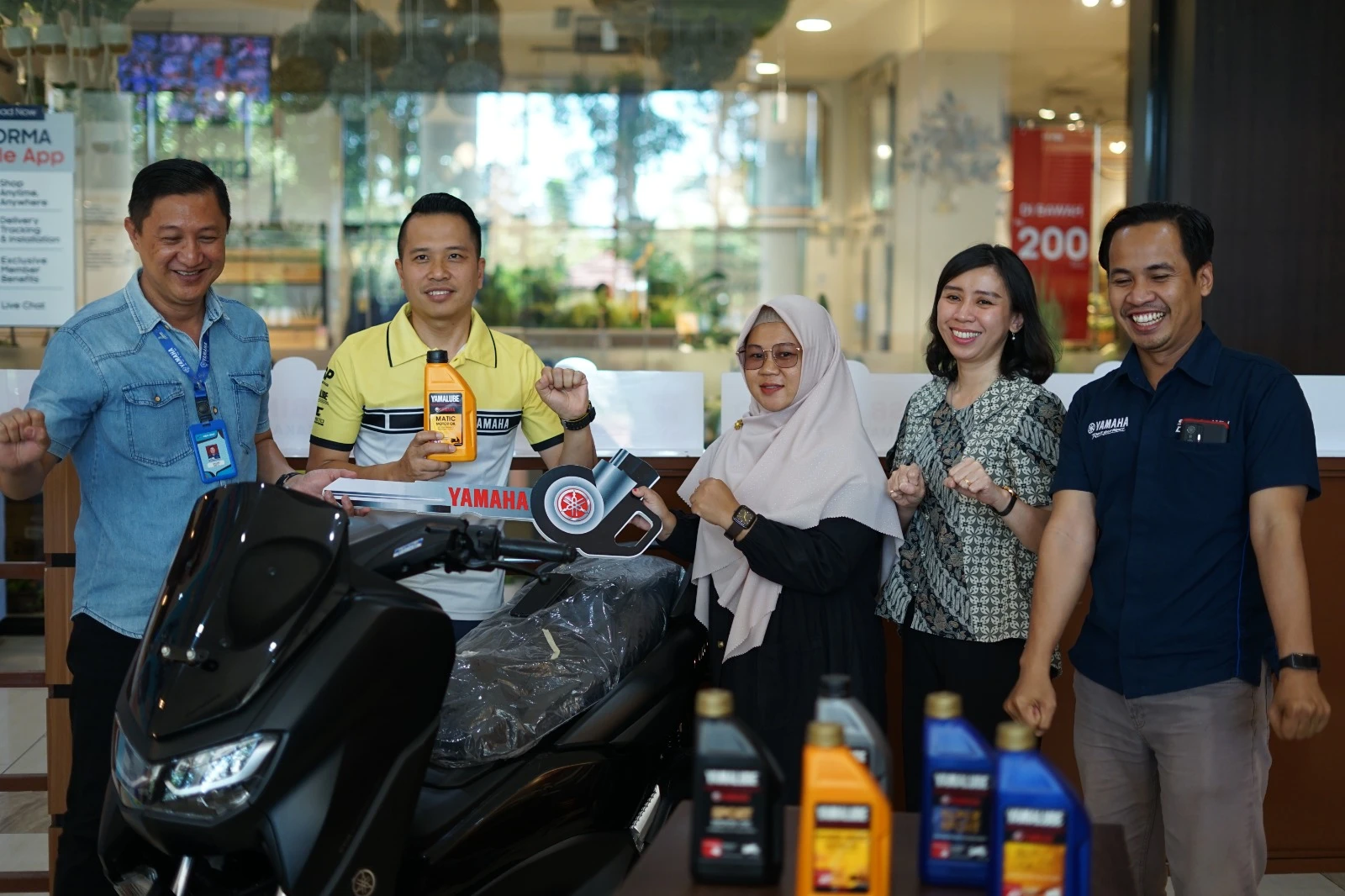 Foto: Pemenang Beruntung Gebyar Hadiah Sobek Label Yamalube di Pontianak Bawa Pulang Motor Yamaha Gratis | Pifa Net
