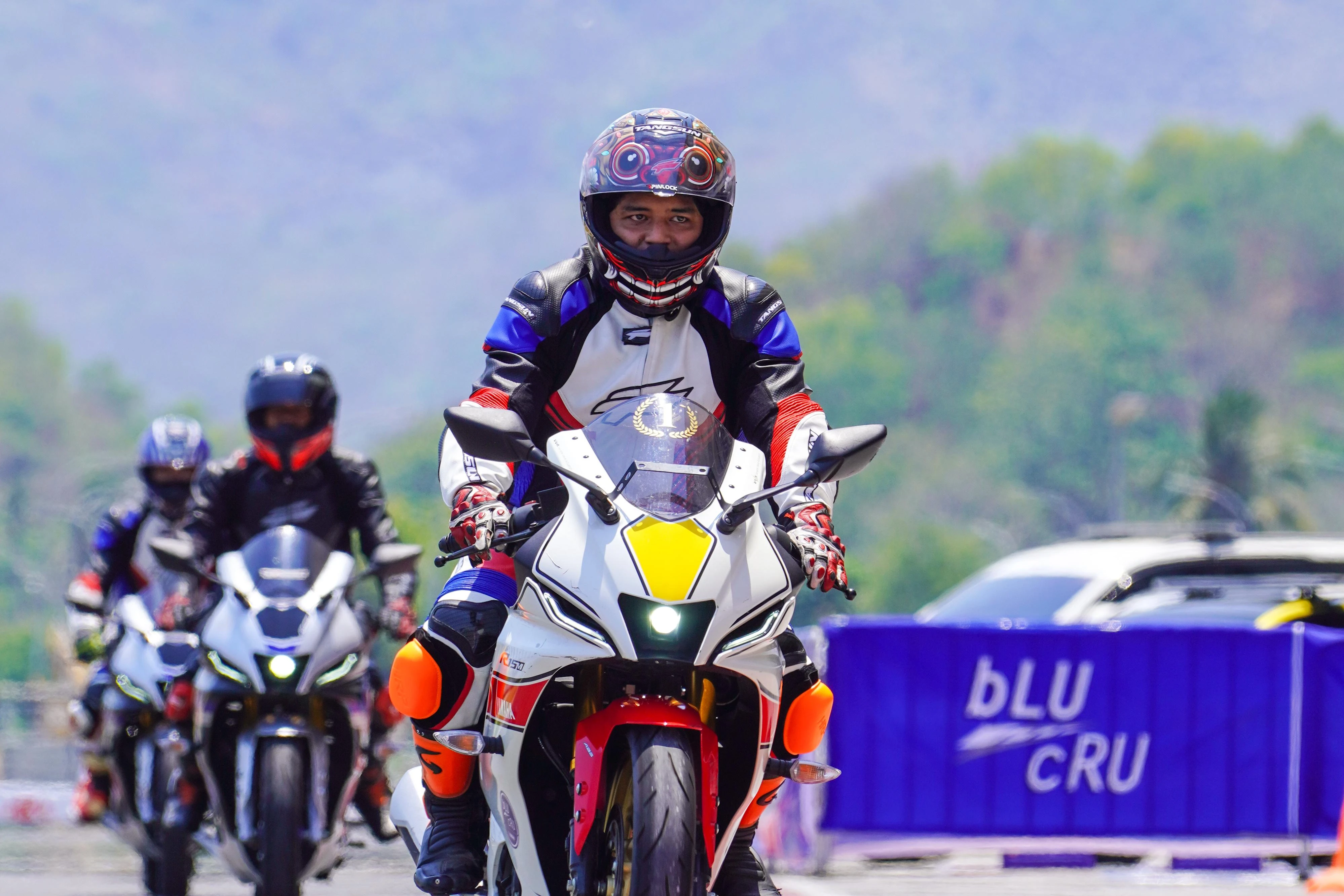 Foto: Konsumen Yamaha Jajal All New R15 Connected Series di Sirkuit Mandalika, Rangkaian Shell bLU cRU Yamaha Endurance Festival | Pifa Net
