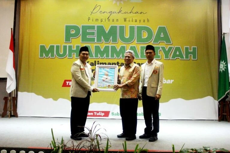 Foto: Bupati Muda Mahendrawan Dianugerahi Penghargaan Tokoh Inovasi Pemberdayaan | Pifa Net