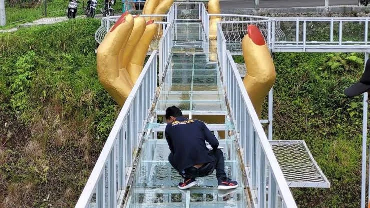 Foto: Pemilik The Geong Jadi Tersangka Insiden Jembatan Kaca Tewaskan Wisatawan | Pifa Net