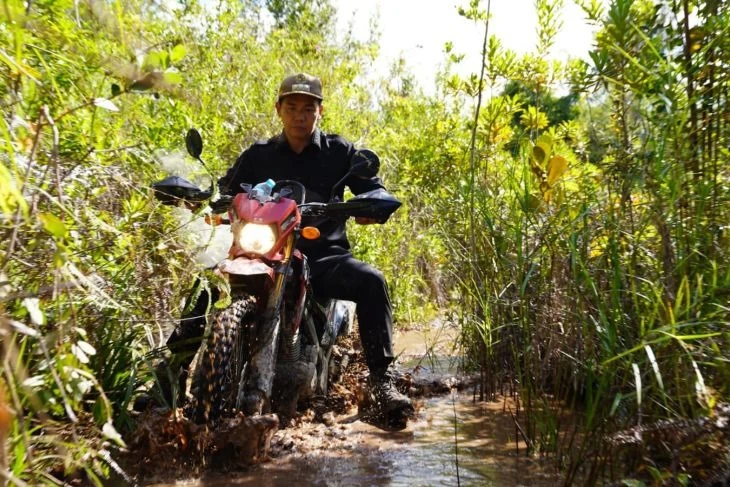 Bupati Kapuas Hulu Fransiskus Diaan bersama Forkopimda menggunakan sepeda motor dan berjalan kaki mengunjungi masyarakat Desa Ujung Said, Kec. Jongkong.  (Dok. Prokopim Kapuas Hulu)