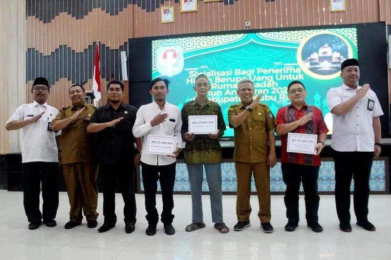 Foto: Bupati Muda Salurkan Bantuan Hibah ke 89 Rumah Ibadah | Pifa Net