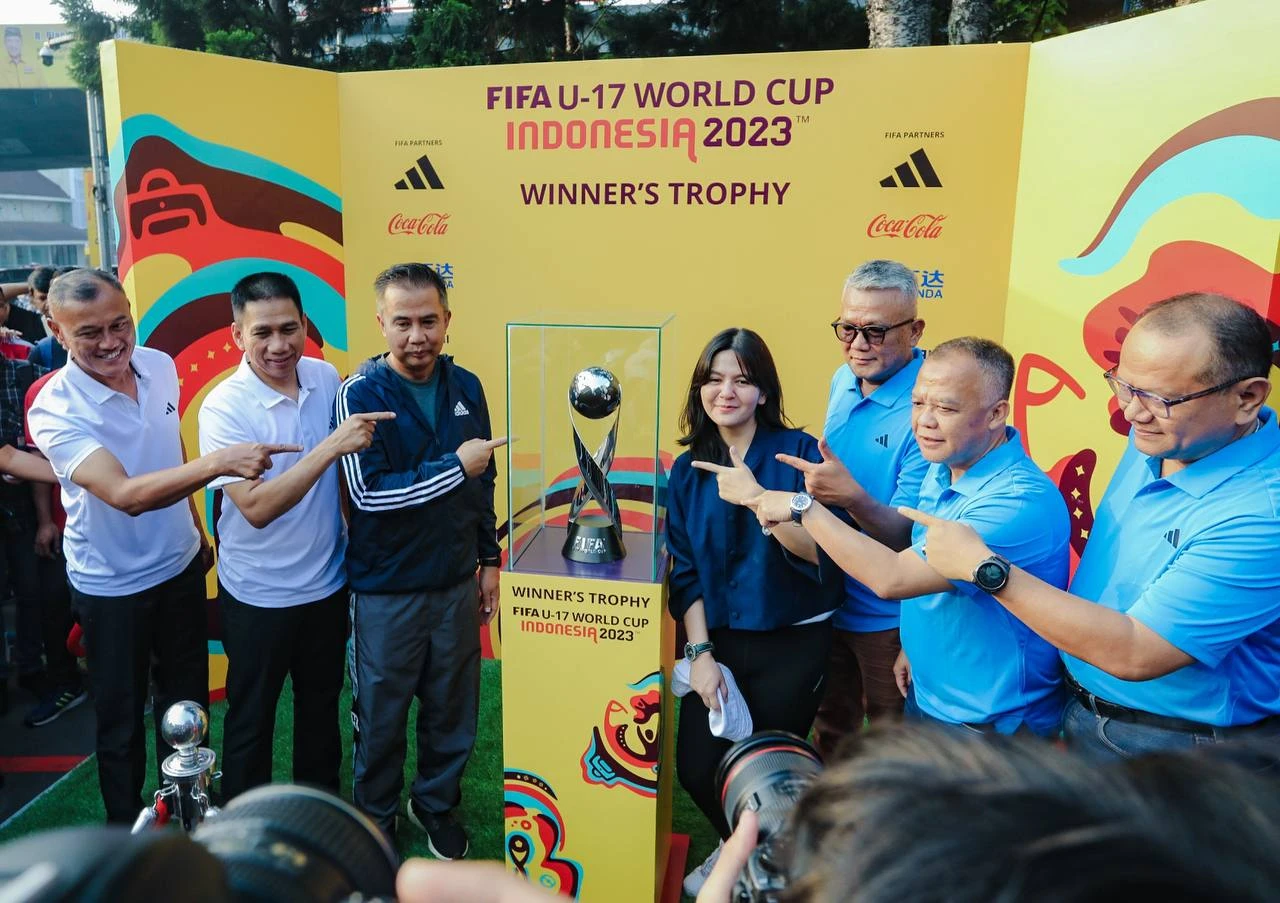 Foto: Antusiasme Memuncak Trophy Piala Dunia U-17 2023 di Cikapayang Dago Park Bandung | Pifa Net