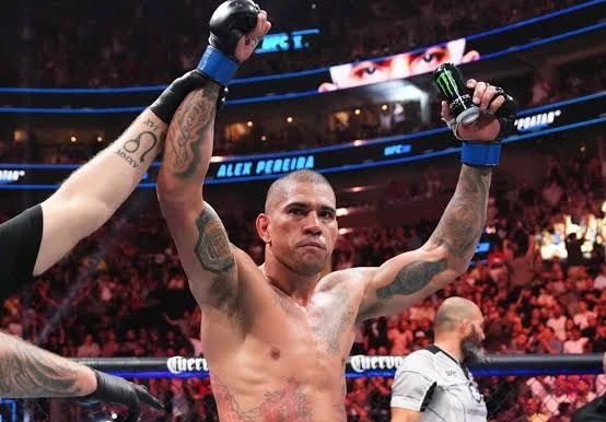 Foto: Alex Pereira Juara Kelas Berat Ringan UFC 295, Tom Aspinall Rebut Gelar Kelas Berat Interim | Pifa Net