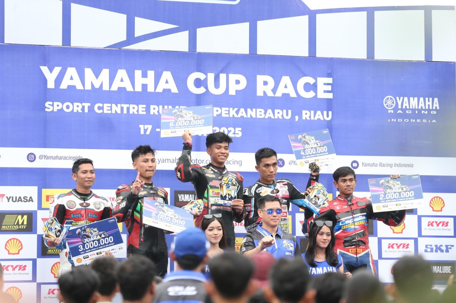 Foto: Empat Ribu Masyarakat Riau Padati Yamaha Cup Race, Pembalap Tuan Rumah Juara Kelas Bergengsi | Pifa Net