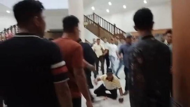 Foto: Rapat DPRD Riau Berujung Baku Hantam, Partai Golkar Sampaikan Permintaan Maaf | Pifa Net