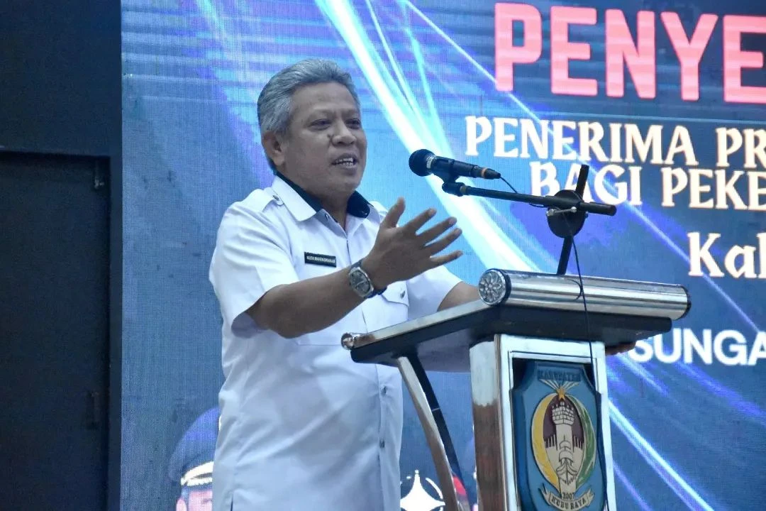 Foto: Serahkan Bantuan Perlinsos ke Pekerja Rentan dan Sosial Keagamaan, Bupati Muda Sampaikan Peran Penting Pekerja | Pifa Net