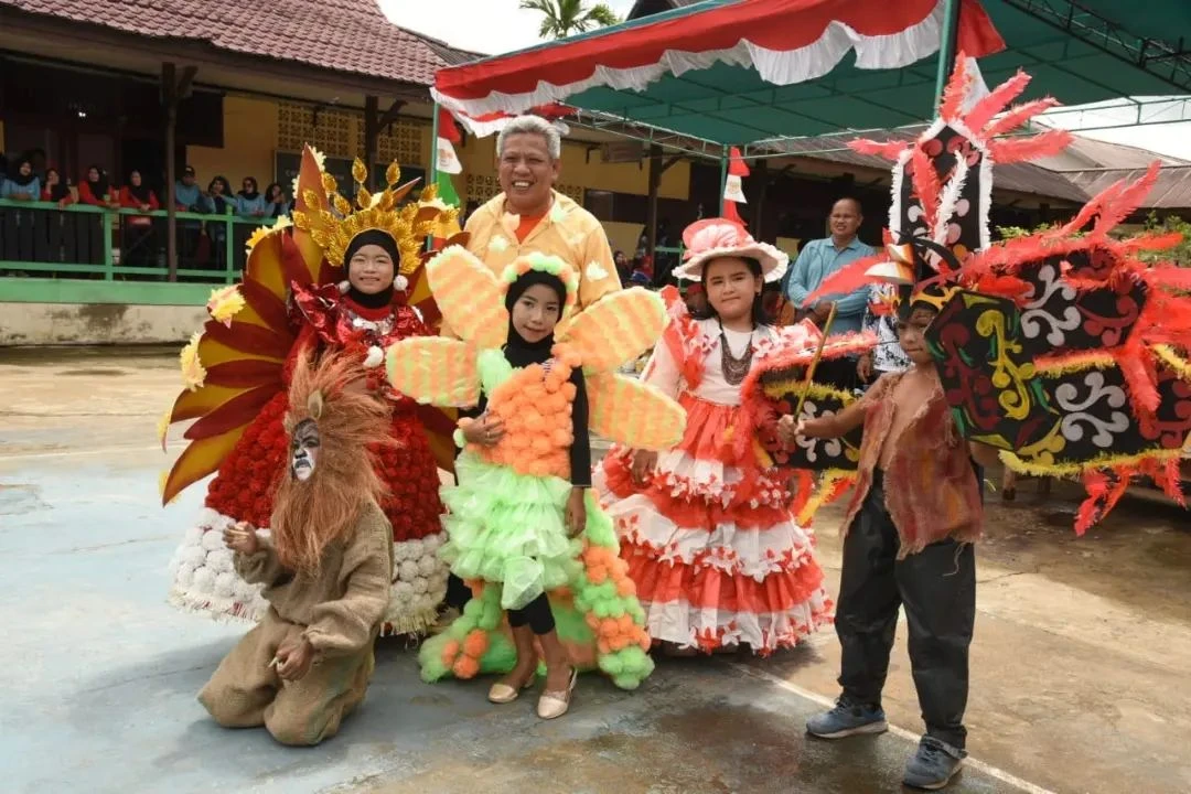 Foto: Pesan Inspiratif Bupati Muda ke Anak-anak Kubu Raya: Jadi Generasi Global! | Pifa Net