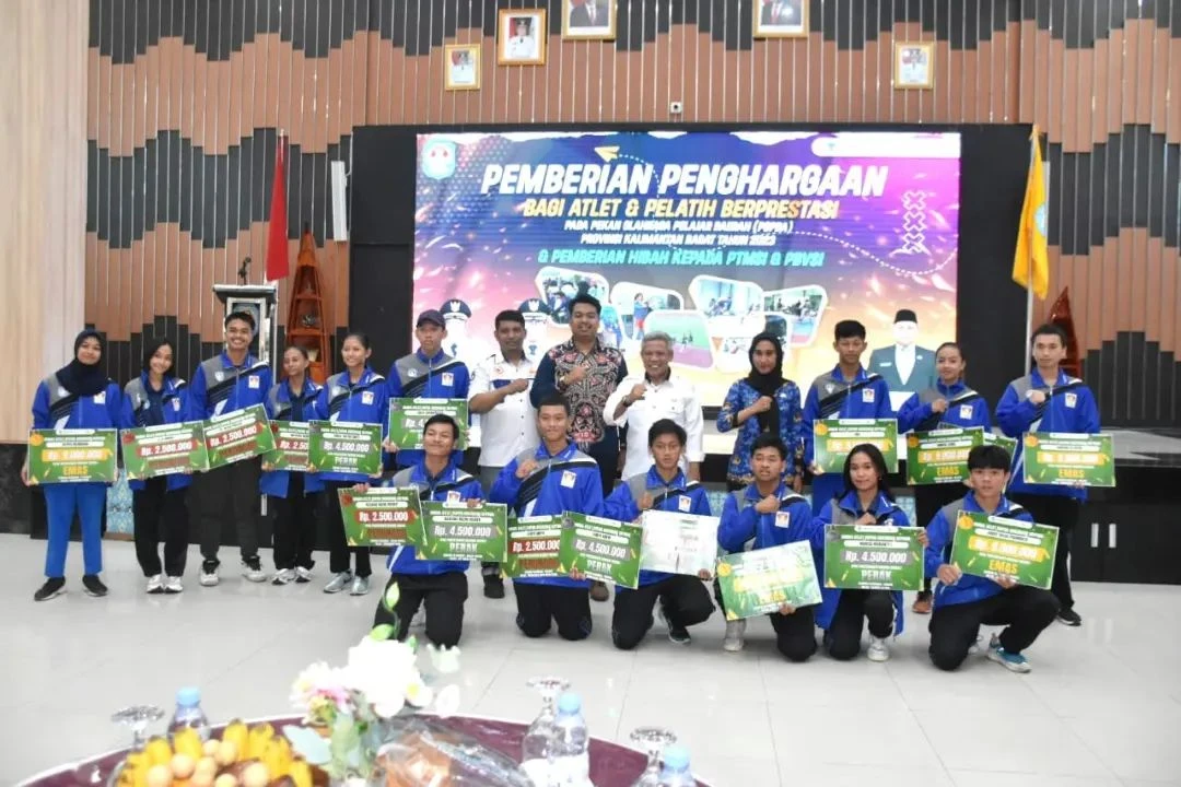 Foto: Beri Bonus untuk Atlet dan Pelatih Popda, Bupati Muda Apresiasi Prestasinya | Pifa Net