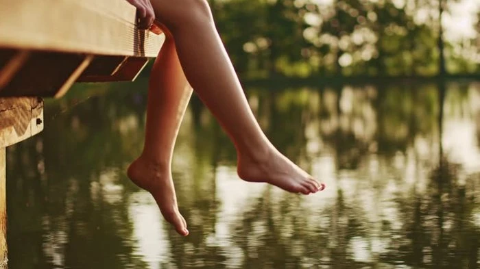 Manfaat menggoyangkan kaki saat duduk, salah satunya dapat menambah wawasan psikoligis, menyalurkan kelebihan energi. (TribunStyle.com)