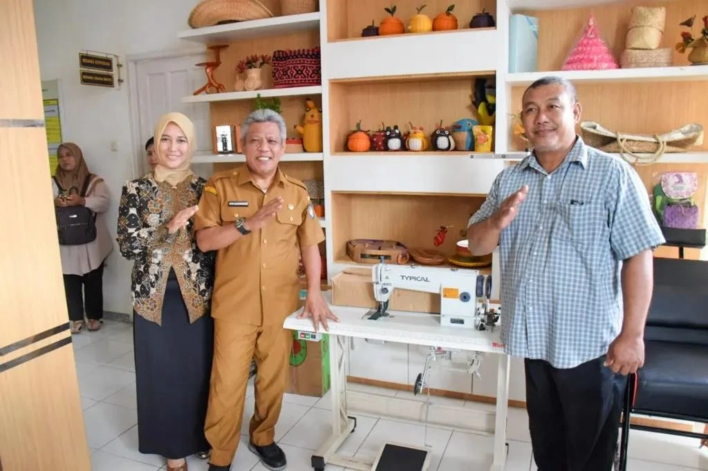 Bupati Kubu Raya, Muda Mahendrawan saat menyerahkan bantuan sarana untuk UMKM agar dapat meningkatkan produktivitas dan kualitas usahanya. (Dok. Prokopim Pemkab Kubu Raya)