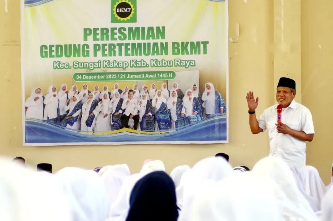 Bupati Kubu Raya, Muda Mahendrawan saat meresmikan Gedung BKMT Kecamatan Sungai Raya. (Dok. Prokopim Pemkab Kubu Raya)