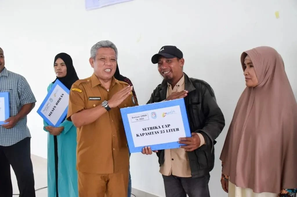 Bupati Kubu Raya, Muda Mahendrawan saat menyerahkan bantuan sarana untuk UMKM agar bisa mandiri menjalankan usahanya. (Dok. Prokopim Pemkab Kubu Raya)