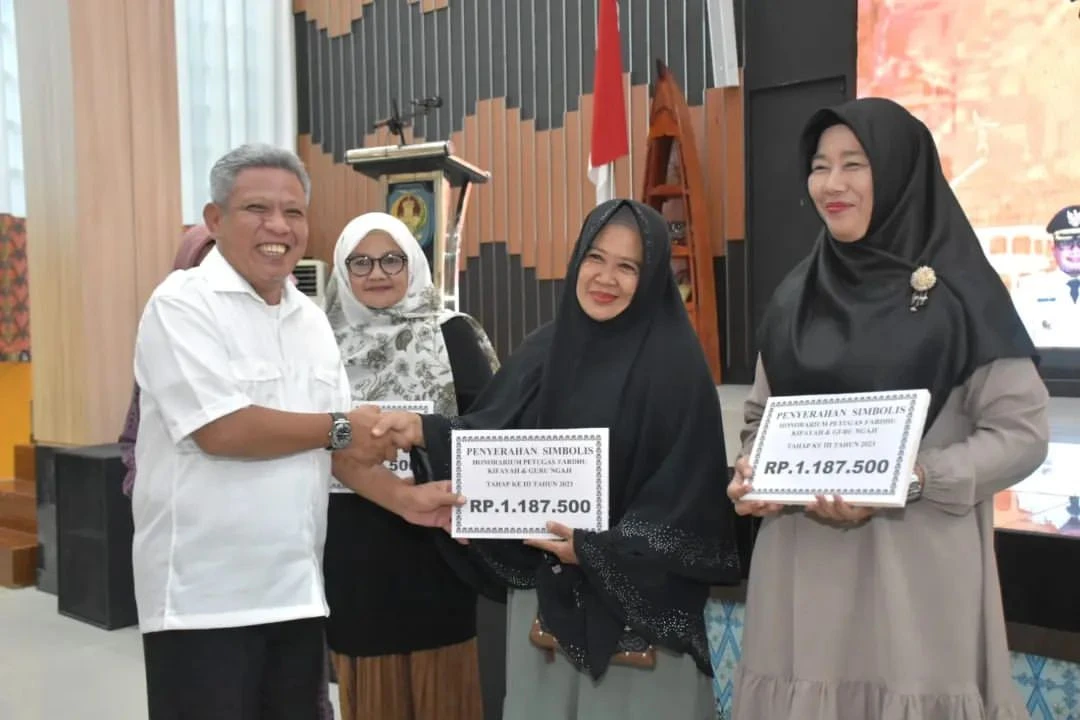 Bupati Kubu Raya, Muda Mahendrawan saat menyerahkan honorarium tahap ketiga kepada Petugas Fardu Kifayah dan Guru Ngaji. (Dok. Prokopim Pemkab Kubu Raya)