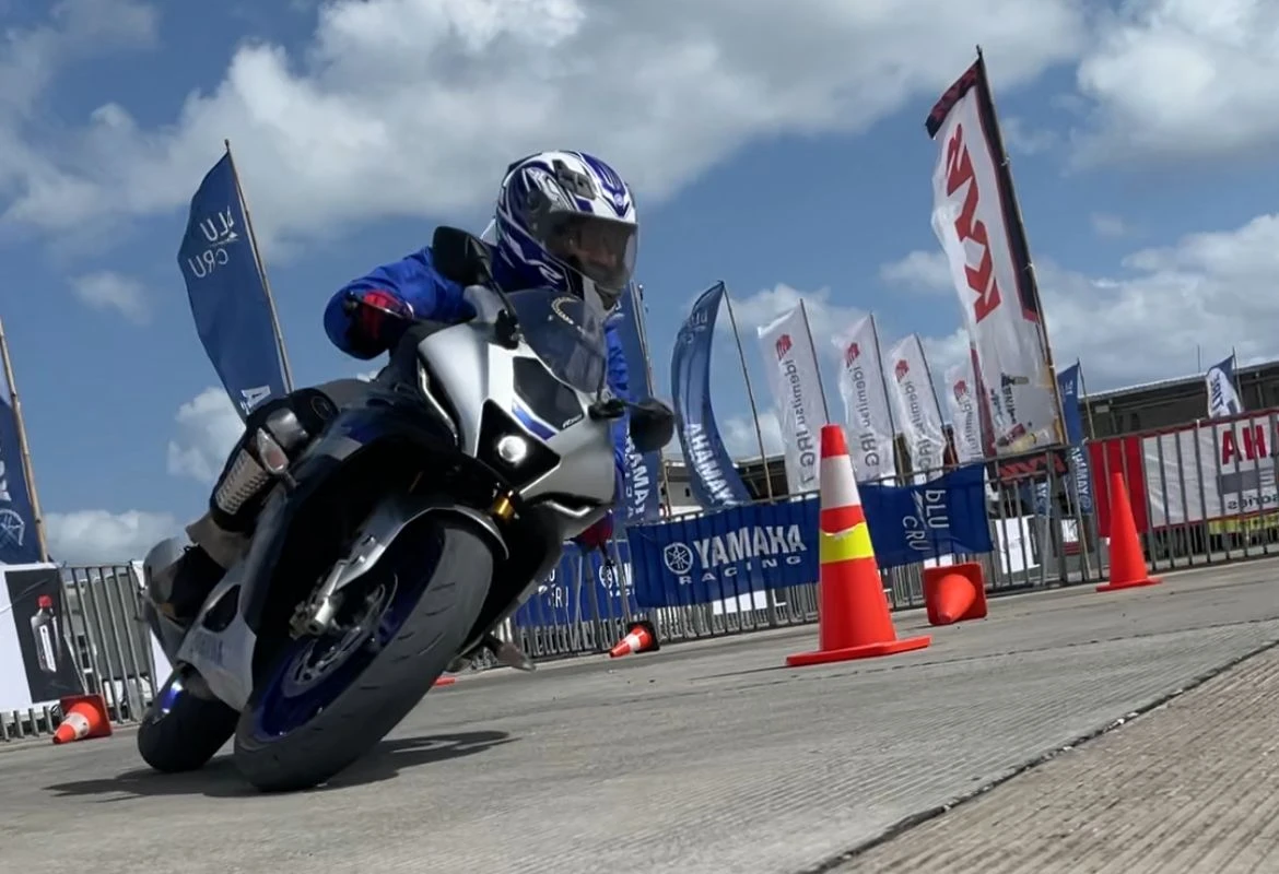 Foto: Ratusan Bikers Jajal All New R15 Connected Series bLU cRU Fun Riding Challenge di Event bLU cRU Yamaha Sunday Race Mandalika | Pifa Net