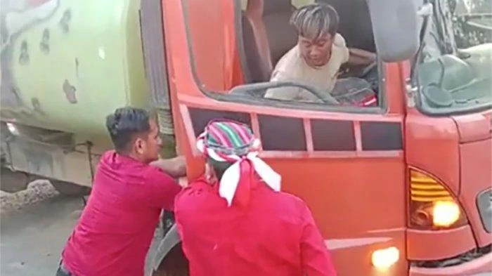 Ajudan Bupati Kutai Barat menganiaya sopir truk di jembatan Kinong, tangkapan layar video yang viral. (Prioritastv)