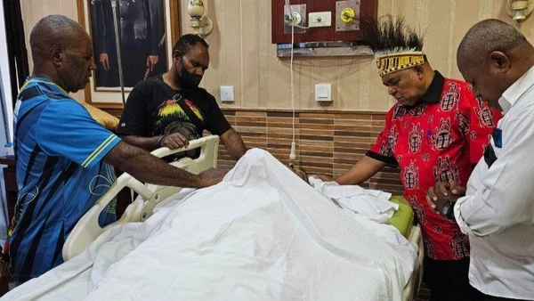 Foto: Mantan Gubernur Papua Lukas Enembe Meninggal Dunia | Pifa Net
