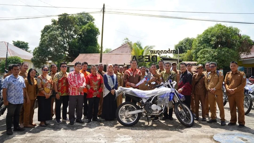 Momen Bupati Kapuas Hulu, Fransiskus Diaan, menyerahkan secara simbolis apresiasi kepada 26 Desa Mandiri 2023. (Dok. Prokopim Kapuas Hulu)