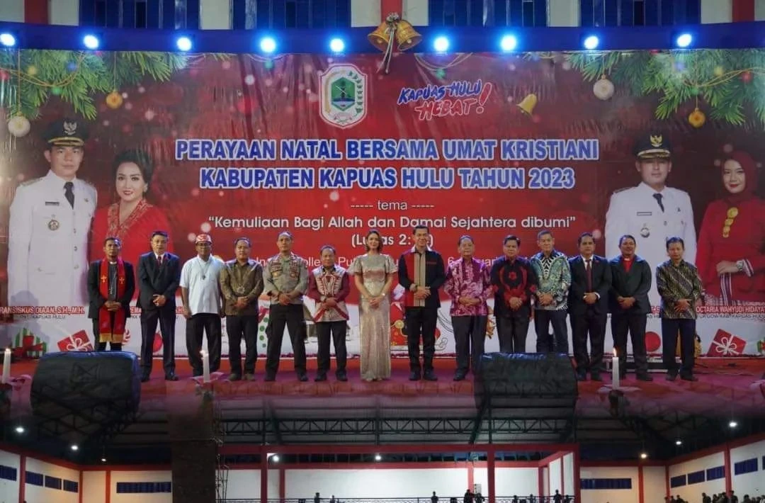 Foto: Bupati Fransiskus Diaan Hadiri Perayaaan Natal Umat Kristiani Kapuas Hulu | Pifa Net